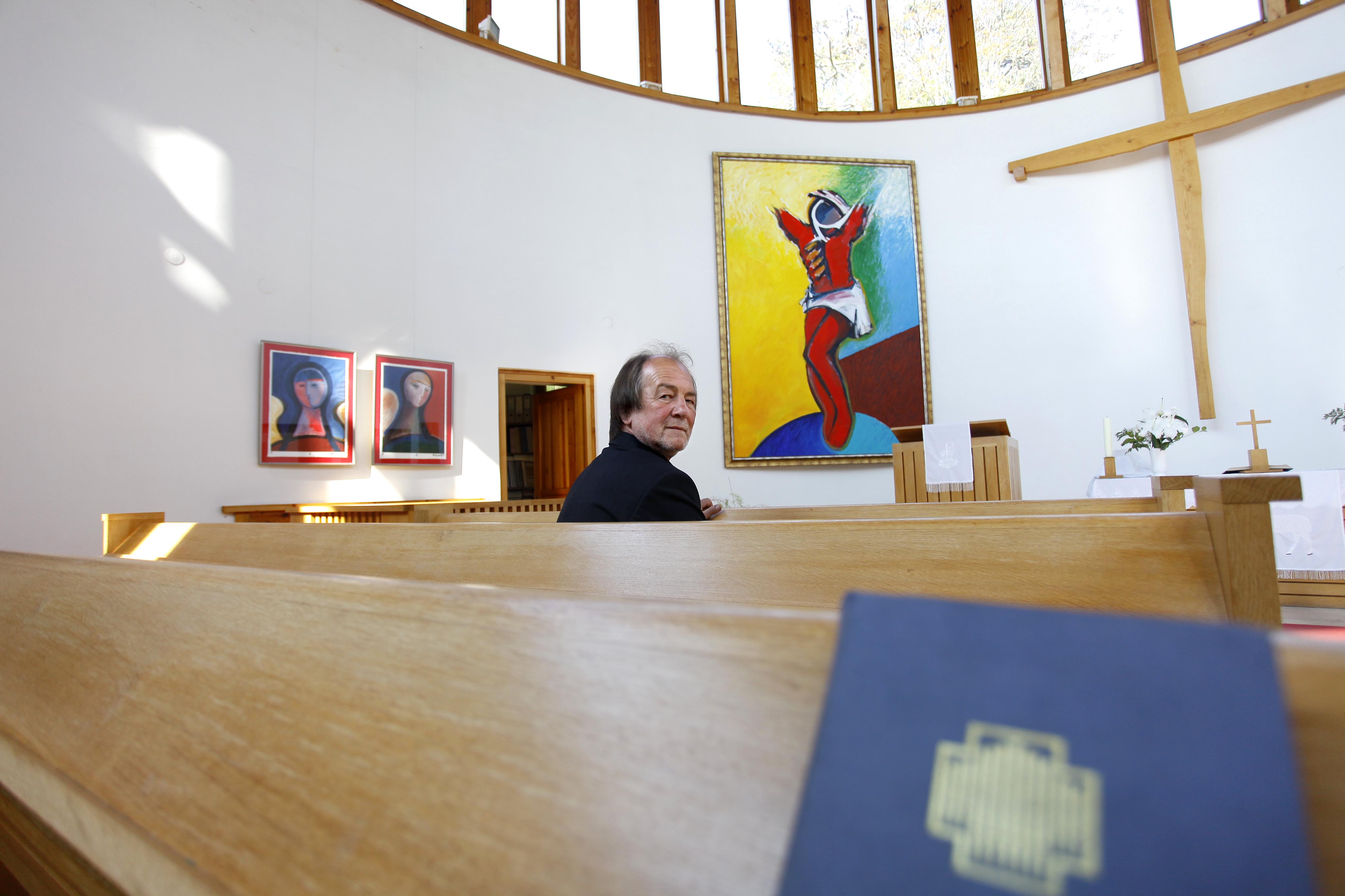 Aknay János A Megváltó című oltárképe előtt a balatonboglári evangélikus templomban