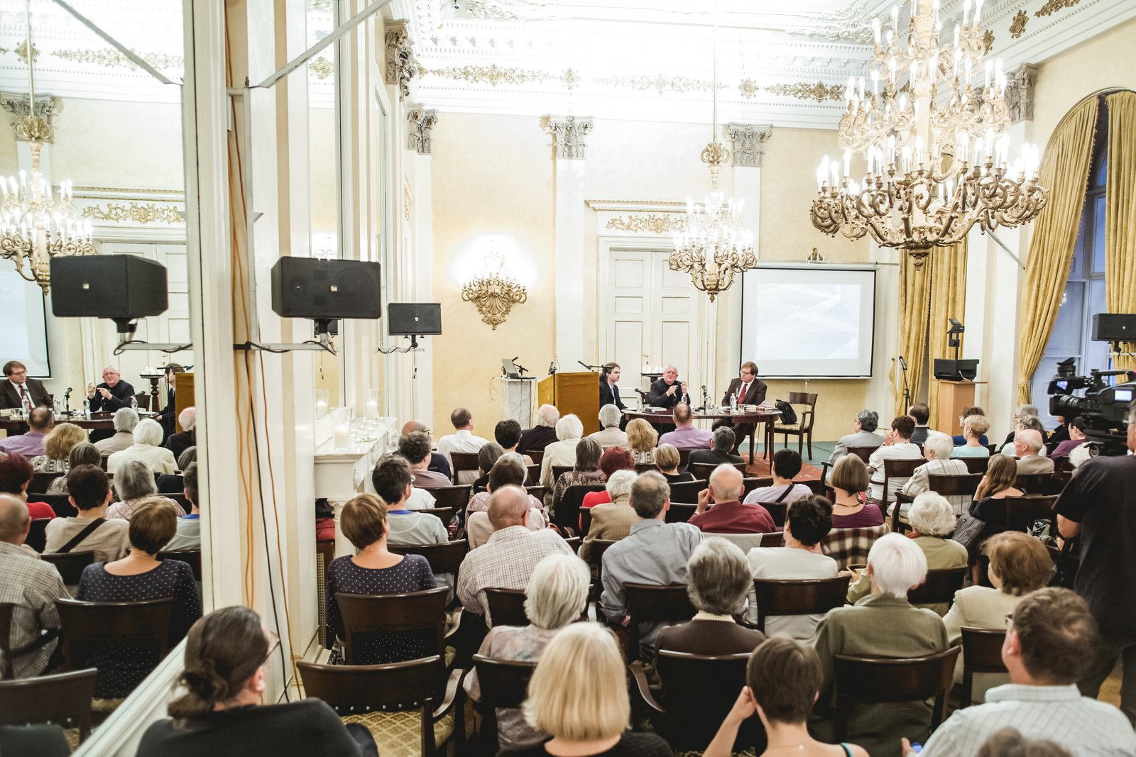 A fény felé címmel teológiai és művészeti szimpóziumot és estet tartottak Budapesten - Videók!